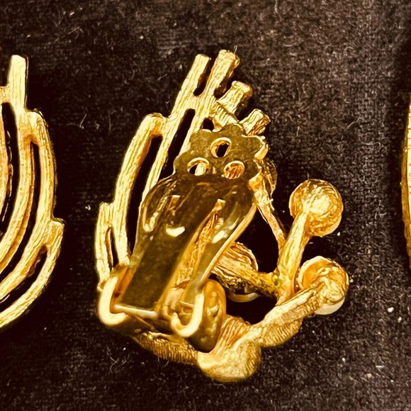 Vintage Gold Tone And Faux Pearl Clip On Earrings & Brooch Set (3816) - Picture 7 of 11